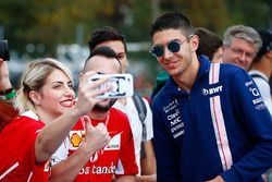 Esteban Ocon, Force India, se hace una foto con un fan