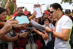 Felipe Massa, Williams signs autographs for the fans