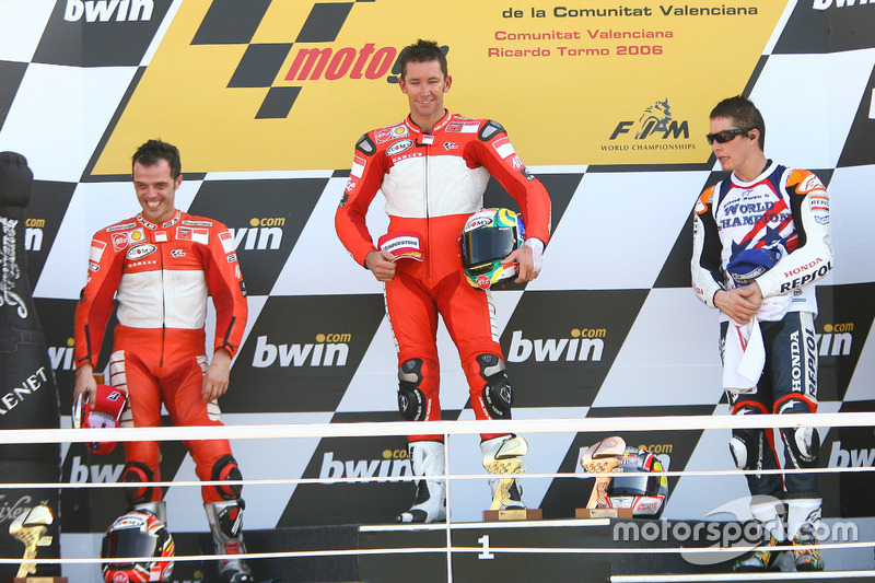 Podium: winnaar Troy Bayliss, Ducati; tweede Loris Capirossi, Ducati; derde Nicky Hayden, Repsol Hon