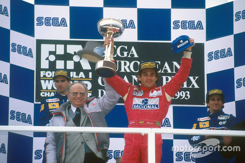 Podium : le vainqueur Ayrton Senna, McLaren MP4/8 Ford, le second Damon Hill, Williams FW15C Renault, le troisième Alain Prost, Williams FW15C Renault