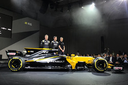 Нико Хюлькенберг, Джолион Палмер и Сергей Сироткин рядом с Renault Sport F1 Team RS17