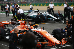 Stoffel Vandoorne, McLaren MCL32, lines-up ahead of Valtteri Bottas, Mercedes AMG F1