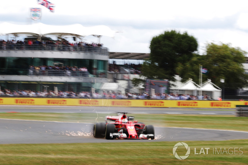 Sebastian Vettel, Ferrari SF70H, va fuori pista per una foratura all'anteriore