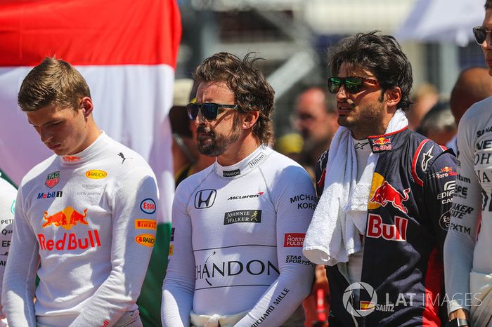 Los pilotos durante el himno nacional