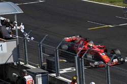 Переможець гонки Себастьян Феттель, Ferrari SF70-H, фінішує під картатим прапором