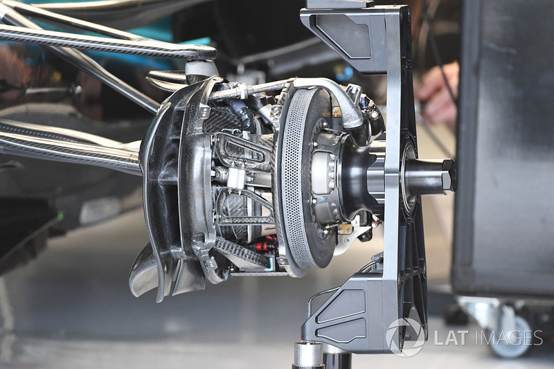 Detalle del freno y del eje delantero del Mercedes-Benz F1 W08 Hybrid