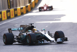 Lewis Hamilton, Mercedes AMG F1 W08 precede Sebastian Vettel, Ferrari SF70H