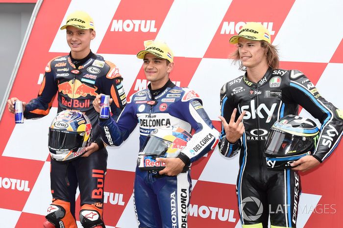 Los tres primeros calificados: Bo Bendsneyder, Red Bull KTM Ajo, ganador de la pole Jorge Martin, Del Conca Gresini Racing Moto3, Nicolo Bulega, Sky Racing Team VR46