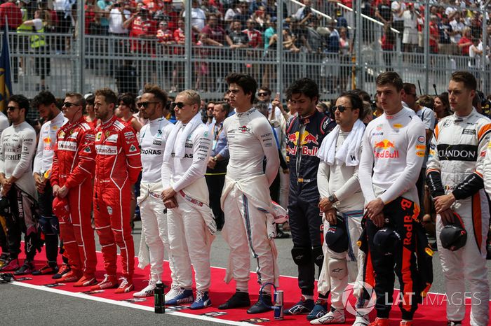 Pilotos durante el Himno Nacional