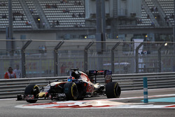 Daniil Kvyat, Scuderia Toro Rosso STR11 avec une crevaison