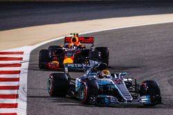 Lewis Hamilton, Mercedes AMG F1 W08; Max Verstappen, Red Bull Racing RB13