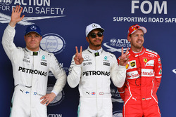 (L naar R): Valtteri Bottas, Mercedes AMG F1, polesitter Lewis Hamilton, Mercedes AMG F1 en Sebastia