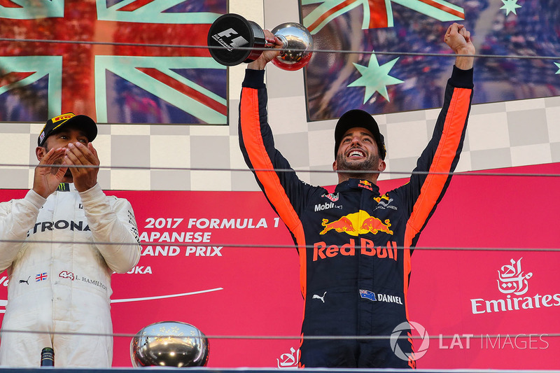 Daniel Ricciardo, Red Bull Racing celebrates on the podium with the trophy with Lewis Hamilton, Mercedes AMG F1