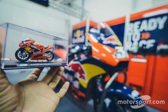 Modelo a escala de la motor de Mika Kallio, Red Bull KTM Factory Racing