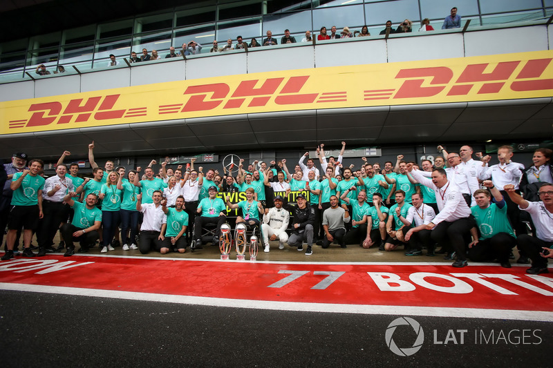 Lewis HLewis Hamilton, Mercedes AMG F1 celebrates, champagne and the trophies with Billy Monger rother NickolasHamilton Billy Monger, and he team