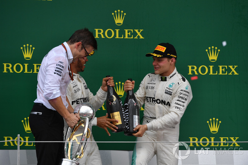 1. Lewis Hamilton, Mercedes AMG F1; 2. Valtteri Bottas, Mercedes AMG F1, mit Peter Bonnington, Merce