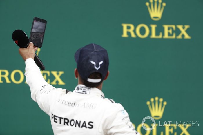 Podio: Ganador de la carrera Lewis Hamilton, Mercedes AMG F1 toma una foto con la multitud en el fondo