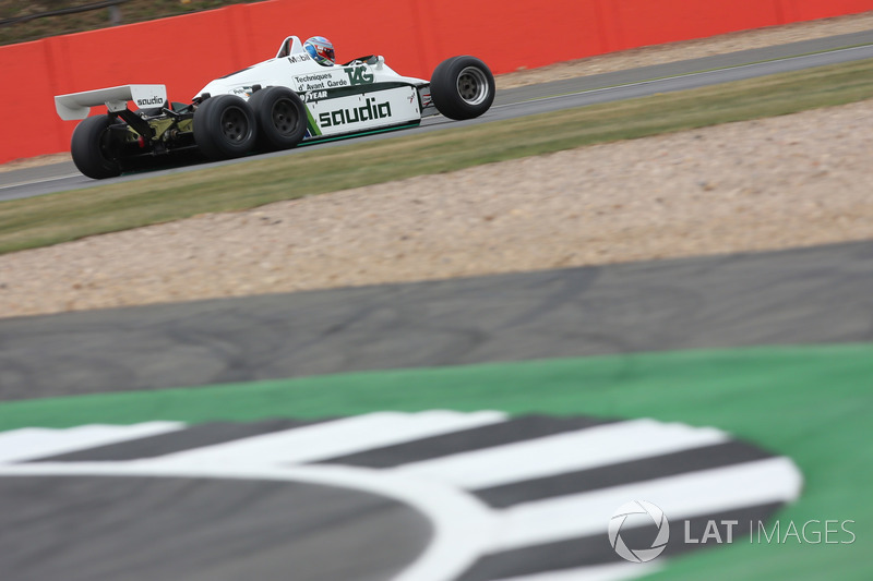 Paul di Resta, en el  Williams FW08B Cosworth 1982 de 6 ruedas coche de F1