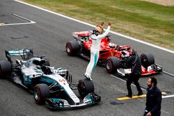 Lewis Hamilton, Mercedes AMG F1 W08, Salta de su coche en la celebración tras conseguir la pole junt