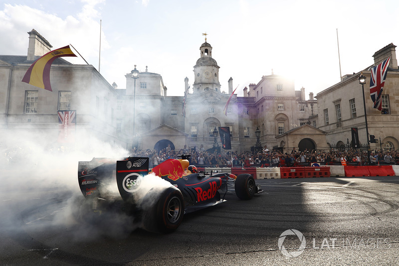 Daniel Ricciardo, Red Bull Racing RB13, hace algunas donuts