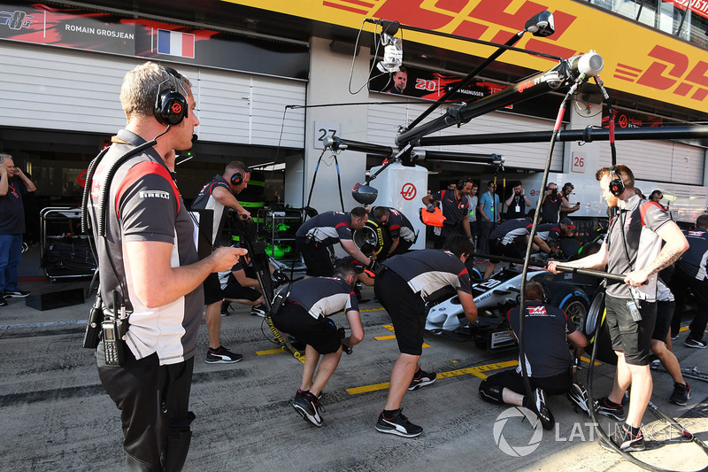 Stuart Cramp jefe de mecánicos de Haas F1 Team y el equipo practicando un pit stop