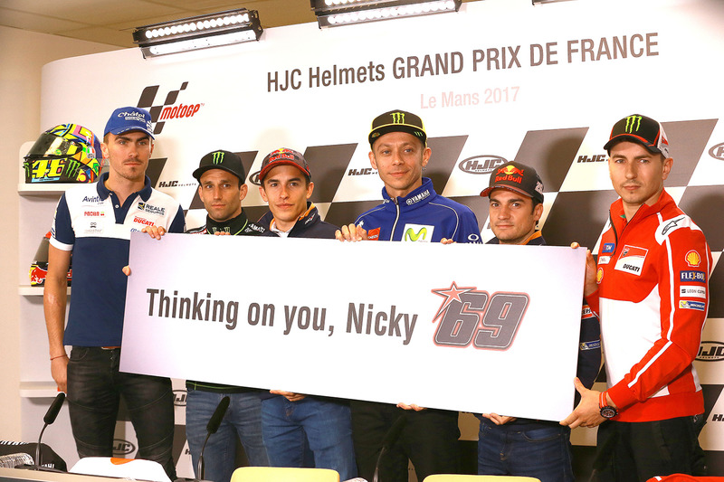 Pilotos con una pancarta que dice 'Thinking on you, Nicky' en apoyo de Nicky Hayden después de su accidente de bicicleta