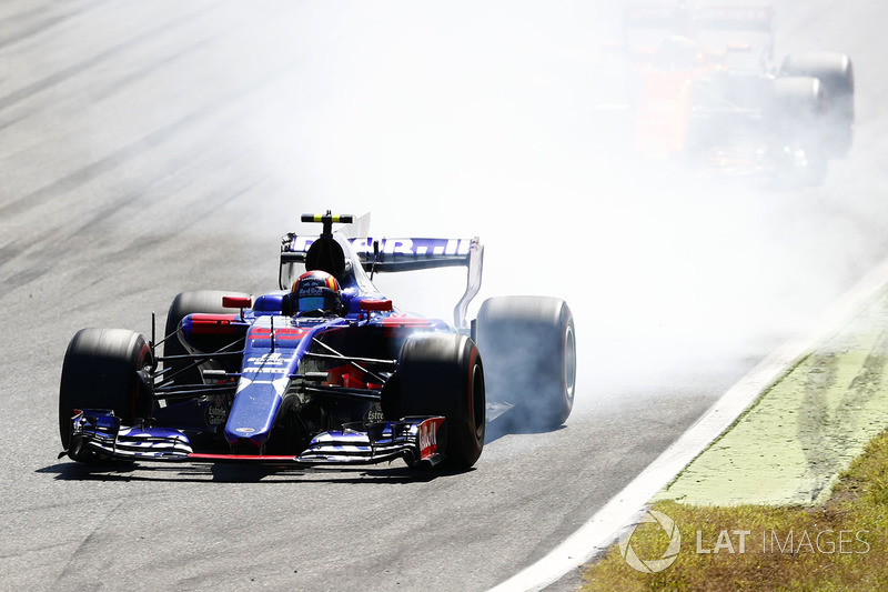 Carlos Sainz Jr., Scuderia Scuderia Toro Rosso STR12, locks up the tyres