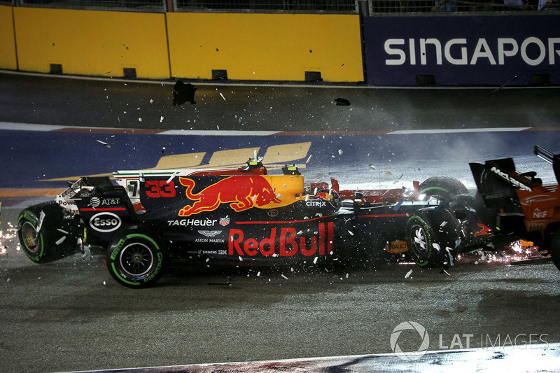 Kimi Raikkonen, Ferrari SF70H, Max Verstappen, Red Bull Racing RB13 ve Sebastian Vettel, Ferrari SF70H ilk tur kaza