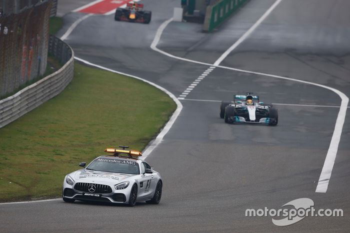 Safety Car delante de Lewis Hamilton, Mercedes AMG F1 W08