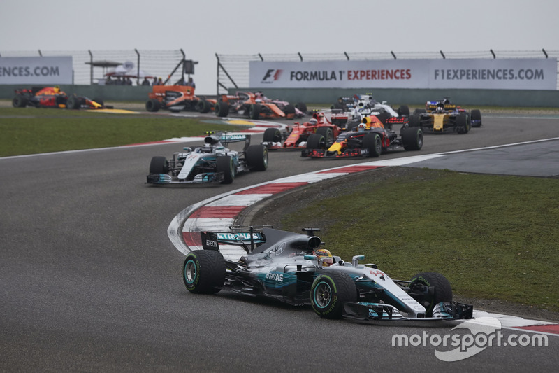 Rennstart: Lewis Hamilton, Mercedes AMG F1 W08; Sebastian Vettel, Ferrari SF70H; Valtteri Bottas, Me