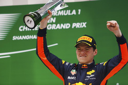 Макс Ферстаппен, Red Bull Racing, з кубком на подіумі