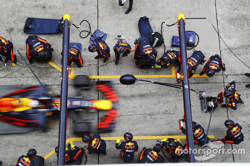 Daniel Ricciardo, Red Bull Racing RB13, makes a stop