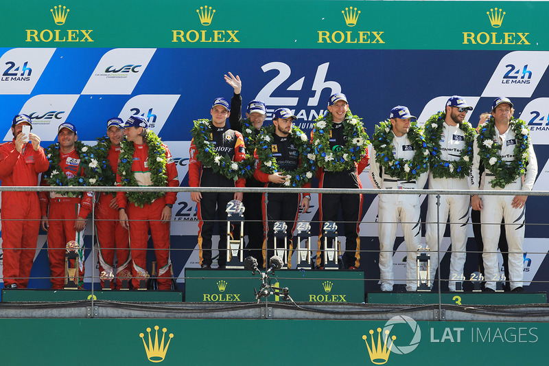 GTE AM podium: primer o Robert Smith, Will Stevens, Dries Vanthoor, JMW Motorsport, segundo, Duncan 