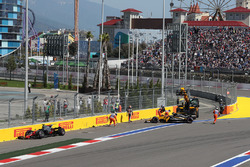 Эвакуация после аварии: автомобили Ромена Грожана, Haas F1 VF-17, и Джолиона Палмера, Renault Sport