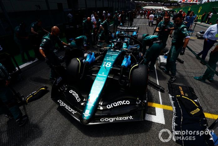 Mecánicos en la parrilla con Lance Stroll, Aston Martin AMR23