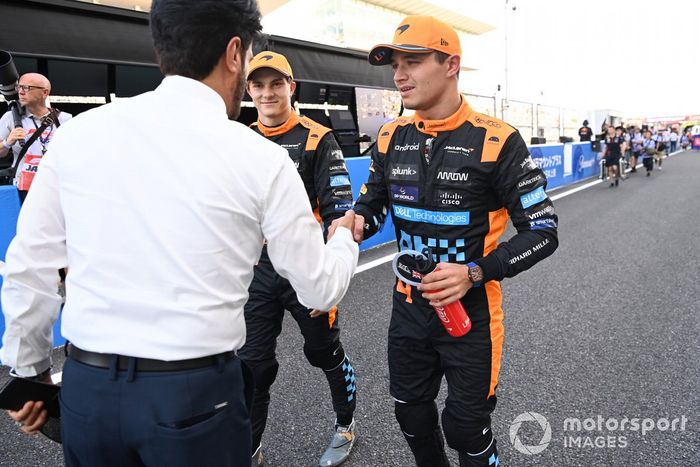 Mohammed bin Sulayem, Presidente de la FIA, felicita a Lando Norris, McLaren, Oscar Piastri, McLaren, tras la Calificación