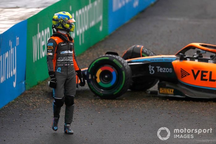 Lando Norris, de McLaren, abandona su coche tras chocar al final de la clasificación