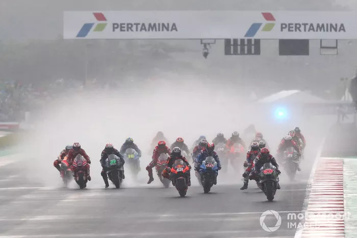 Fabio Quartararo, Yamaha Factory Racing lidera en la salida