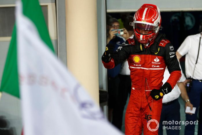 Charles Leclerc, Ferrari, 1ª posición, celebra en el Parc Ferme