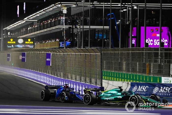 Lance Stroll, Aston Martin AMR22, Alex Albon, Williams FW44