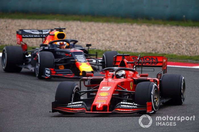 Sebastian Vettel, Ferrari SF90, y Max Verstappen, Red Bull Racing RB15