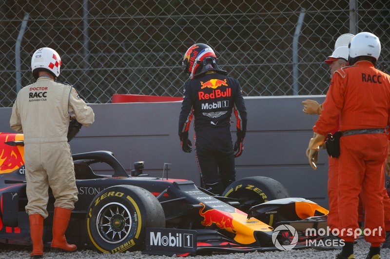 Pierre Gasly, Red Bull Racing RB15, nella ghiaia dopo un contatto con le barriere