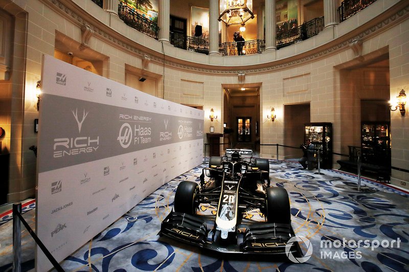Haas F1 Team VF-18 у лівреї 2019 року