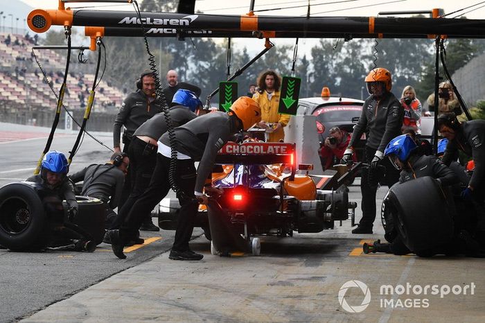 Carlos Sainz Jr., McLaren MCL34 pit stop