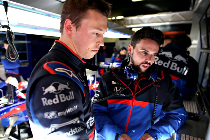 Daniil Kvyat, Scuderia Toro Rosso, parla con un membro del team