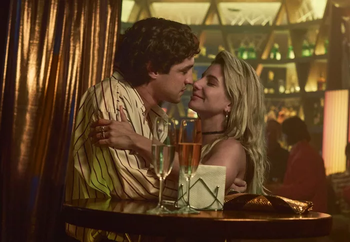 Gabriel Leone as Ayrton Senna, Julia Foti as Adriane Galisteu in Senna
