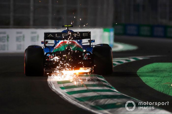 Las chispas salen del coche de Esteban Ocon, Alpine A521