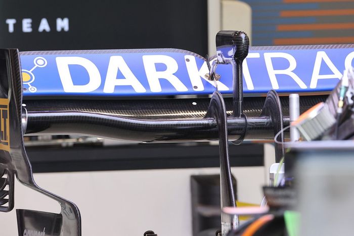 Detalle del alerón trasero del McLaren MCL35M