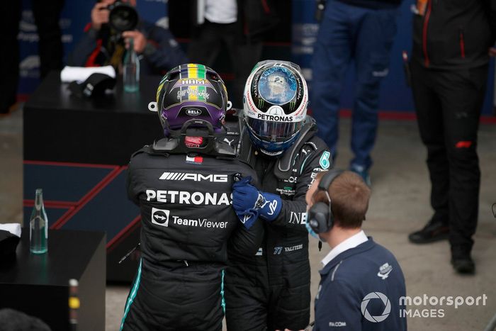 Lewis Hamilton, de Mercedes, celebra con su compañero de equipo Valtteri Bottas, de Mercedes, tras conseguir la pole para la carrera Sprint