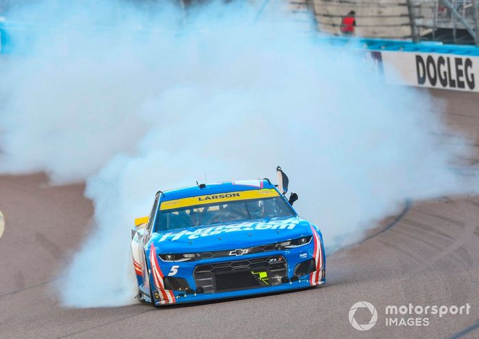 Campeón Kyle Larson, Hendrick Motorsports, Chevrolet Camaro HendrickCars.com